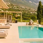 Petra Tranquila Vila Afrato